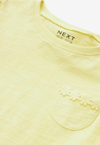 Next DAISY POCKET - Triko s potiskem - yellow