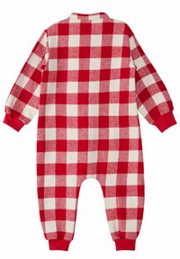 Un mameluco de cuadros rojos y blancos con mangas largas, un cuello redondo y tejido texturizado. Los puños y los tobillos tienen un ribete rojo sólido.