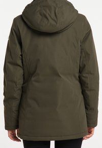 Veste imperméable vert olive avec capuche, texture lisse, poches latérales zippées et coupe ajustée. Comprend des détails cousus.