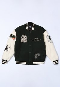Giacca varsity verde e crema con polsini a righe. Presenta toppe ricamate, grafiche e testo. Realizzata in misto lana e poliestere.