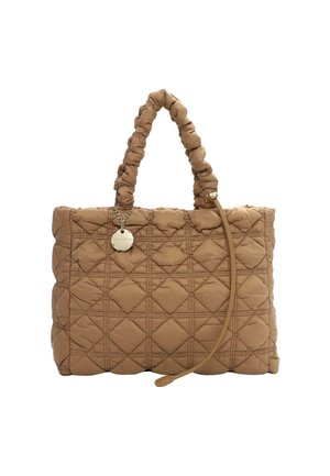 Borsa tote trapuntata beige con finitura texturizzata, dotata di manico intrecciato e charm removibile. Forma rettangolare con motivi a diamante.
