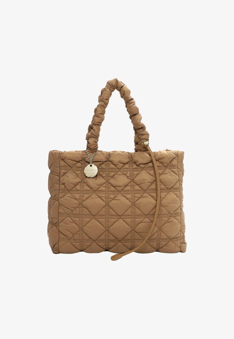 Tan quilted tote bag med en tekstureret finish, der har et flettet håndtag og en aftagelig charm. Firkantet form med diamantmønstre.