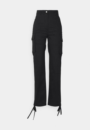 Čierne cargo nohavice s vysokým pásom, dvoma bočnými vreckami a viazaním na členkoch. Vyrobené z pevných tkanín, so klasickým strihom rovného nohavicu.