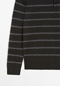 Pullover grigio a maglia con strisce orizzontali grigie scure e grigie chiare. Presenta un colletto con bottoni e polsini a coste. Texture morbida.