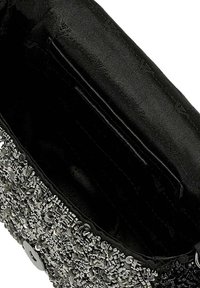 Černá kabelka v podobě psaníčka s texturovaným povrchem, kovovými ozdobami, vnitřní kapsou a bezpečným zapínáním na knoflík.