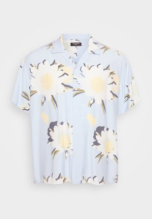 Camisa de manga curta azul-claro com grandes padrões florais brancos e amarelos, fecho com botões, colarinho clássico e corte descontraído.