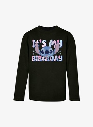 Juodas ilgomis rankovėmis marškinėliai su grafika, vaizduojančia personažą su didelėmis ausimis ir tekstu "Mano gimtadienis" rožinėmis ir mėlynomis žaismingomis šriftu.