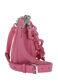 Roza usnjena torbica s prešito zasnovo, ki ima dekorativno verigo in srebrne dodatke. Vključuje nastavljiv naramni trak.