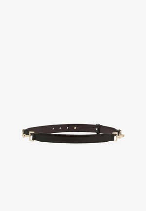 Leren riem in zwart met gouden metalen accenten, met een platte bandontwerp en verstelbare lengte met meerdere gaten voor maatvoering.