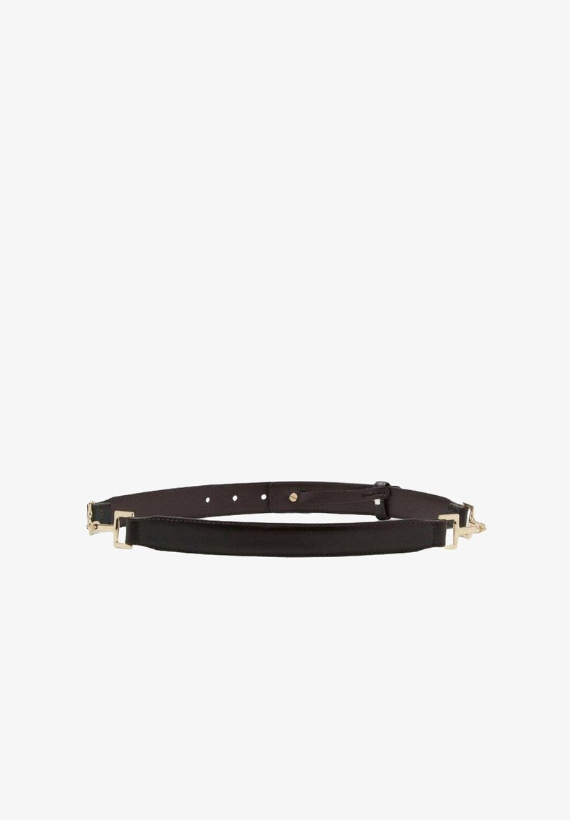 Crni kožni pojas s zlatim metalnim detaljima, s ravnim remenom i podesivom dužinom uz više rupa za prilagodbu veličine.