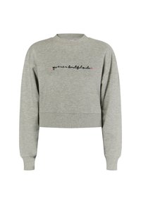 Grijze cropped sweatshirt met lange mouwen, voorzien van zwart en roze geborduurde tekst die "geef me een mooie glimlach" over de voorkant leest.