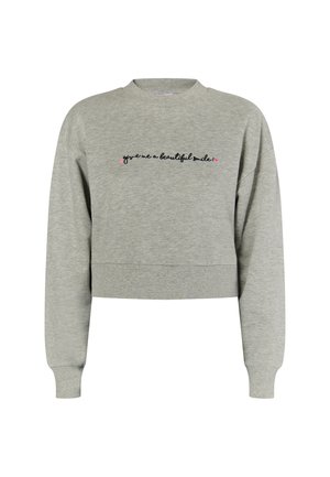 Grå cropped sweatshirt med lange ærmer, der har sort og lyserød broderet tekst med teksten "giv mig et smukt smil" foran.