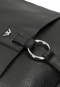 Černá kožená taška s texturovaným povrchem, stříbrným kovovým kroužkem a klopou se páskem se zdobeným logem.