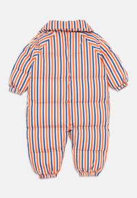 Polstret jumpsuit med vertikale striper i oransje, blått og hvitt. Inkluderer krage, elastiske mansjetter og knapper på skulderen.