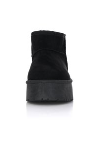 Svart mocka ankelboots med en platt gummisula, texturerad ovandel och subtila sömnadsdetaljer längs sömmarna.