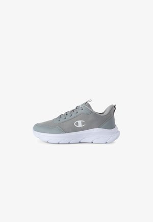 Zapatilla deportiva gris con parte superior de malla, diseño con cordones, suela blanca gruesa, logo de Champion en el lateral y tira para tirar en el talón.