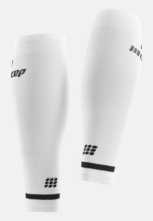 Weiße Kompressionsärmel mit strukturiertem Stoff, schwarzem Branding und einem einfarbigen schwarzen Band am unteren Ende. Entwickelt für den sportlichen Gebrauch.