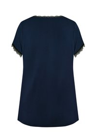 Granatowa bluzka krótki rękaw z okrągłym dekoltem oraz delikatnym czarnym koronkowym wykończeniem na rękawach i dekolcie. Gładka tekstura tkaniny.