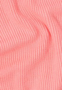 Tessuto a coste rosa con una consistenza morbida e linee orizzontali visibili, che mostrano leggere ondulazioni e un aspetto accogliente.