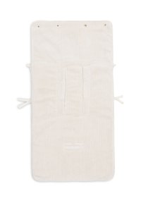 Crème-kleurige gevoerde kinderwageninlegdelen met uitsparingen voor nek- en taillebanden, zijstrikken en ventilatiegaten aan de bovenkant op een witte achtergrond.