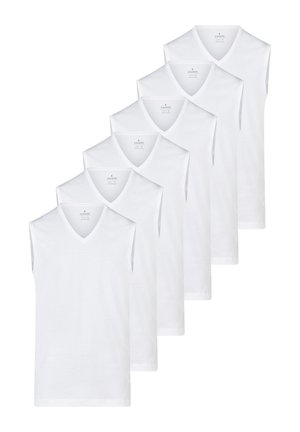 Sei canotte bianche senza maniche con scollo a V disposte in una pila sfalsata, con vista frontale e trama del tessuto visibili.