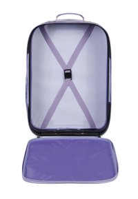 Maleta rígida en púrpura y negro, con un diseño abierto que presenta correas interiores y un forro liso de un sólido color púrpura.