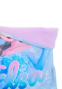 Lichtblauwe stof met een karakterillustratie, met een zachte lavendelkleurige fleece bovenrand. Het ontwerp bevat pailletten en kleurrijke tekst.