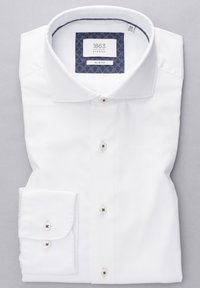 Camicia bianca slim-fit con colletto strutturato, polsini a due bottoni e fodera blu a motivo nel colletto. I dettagli dei bottoni sono bianchi con accenti neri.