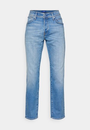 Jeans in denim azzurro chiaro con taglio dritto, caratterizzati da una vita alta, cinque tasche e cuciture a contrasto lungo le cuciture.