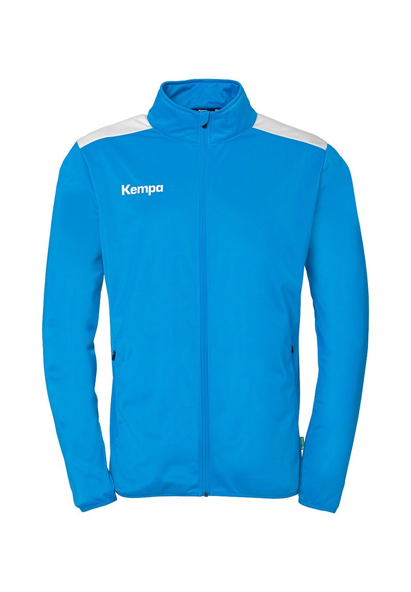 Blå atletisk jakke med høj krave, fuld lynlås, hvide skulderdetaljer og sidelommer; lavet af letvægtigt, glat stof.