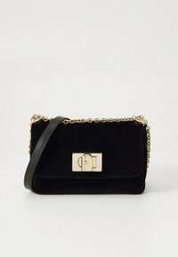 Schwarze Wildlederhandtasche mit einem goldfarbenen Verschluss und Kettenriemen. Verfügt über eine rechteckige Form und eine glatte Textur.