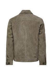 Veste en daim couleur taupe vue de dos avec manches longues, poignets boutonnés et col simple sur fond blanc.