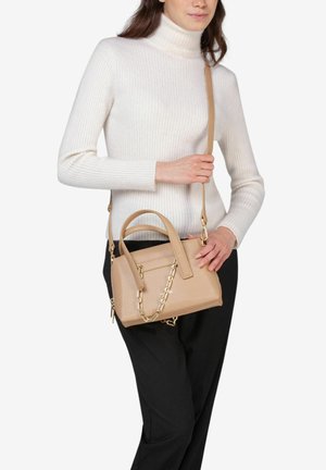 Borsa a mano beige in pelle con doppi manici e tracolla a catena rimovibile. Presenta una forma strutturata e un design minimalista. Texture liscia.