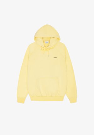 Jasnożółta bluza z kapturem typu pulower z przednią kieszenią kangur, kapturem z troczkami, ściągaczami na rękawach oraz logo "Les Deux" na lewej piersi.
