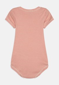 Ribana bodysuit s kratkimi rokavi v koralni in kremni barvi, z ovalnim izrezom in klik-sponko na dnu ter nežnimi šivi.