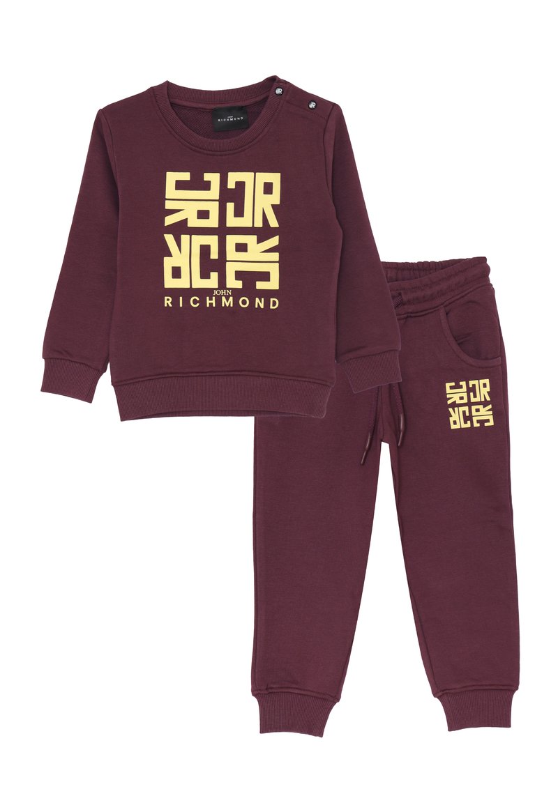 Set di felpa e pantaloni per bambino in bordeaux con logo giallo JR e testo "John Richmond". La felpa ha bottoni a pressione sulle spalle e i pantaloni hanno tasche.