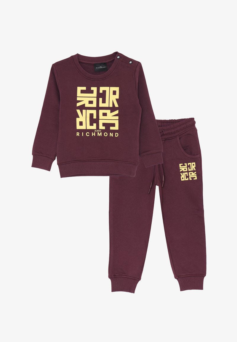 Set di felpa e pantaloni per bambino in bordeaux con logo giallo JR e testo "John Richmond". La felpa ha bottoni a pressione sulle spalle e i pantaloni hanno tasche.