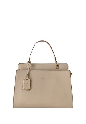 Borsa in pelle beige con un unico manico superiore, parti metalliche dorate e una targhetta con il marchio GMV Gianmarco Venturi.