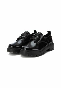 Zapatos de charol negro con puntera redonda, suela gruesa negra y diseño con cordones. Presentan costuras detalladas y un pequeño lazo en el talón.