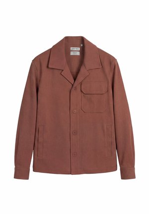 Giacca marrone con bottoni, collo ampio, una tasca sul petto con patta e due tasche laterali, mostrata su sfondo bianco.