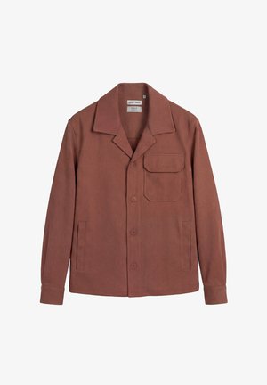 Chaqueta marrón abotonada con cuello ancho, un bolsillo en el pecho con solapa y dos bolsillos laterales, mostrada sobre un fondo blanco.