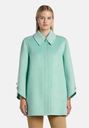 Manteau en laine vert menthe avec un grand col, des détails de boutons sur le côté et des manches amples. Texture lisse, coupe à mi-genoux.