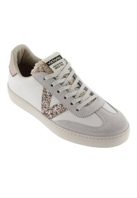Sneaker bianco con accenti in suede, dettagli luccicanti a forma di 'V' e rivestimento morbido. Presenta lacci piatti e una suola in gomma. Etichetta sulla linguetta.
