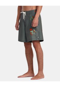Grijze zwembroek met een trekkoord in de taille, voorzien van kleurrijke bloemen- en vogelborduursels op de voorkant en zijkant. Zacht materiaal, comfortabele pasvorm.