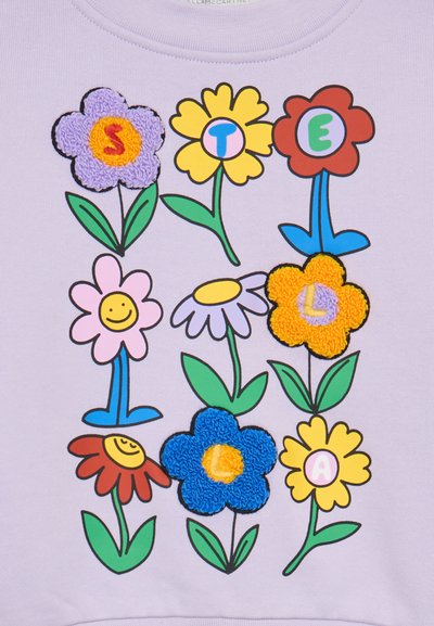 Sudadera morada con apliques de flores coloridas con letras, incluyendo flores azules, amarillas y rojas, sobre un fondo de tela suave.