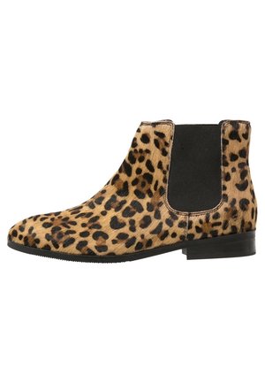 Bottine à talon bas avec fourrure à imprimé léopard, panneau latéral élastique noir, et bout pointu.