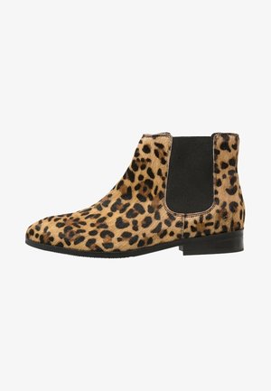 Bottine à talon bas avec fourrure à imprimé léopard, panneau latéral élastique noir, et bout pointu.
