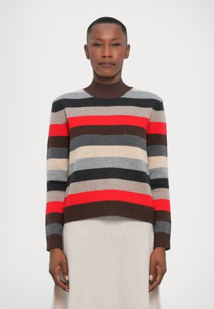 Pull en tricot rayé avec des lignes horizontales dans des nuances de rouge, gris, beige et marron, doté d'un col et de poignets côtelés marron.