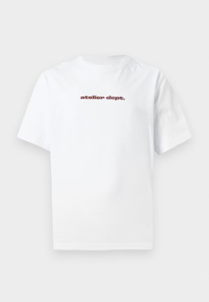 Hvid bomuld t-shirt med kortærmer og rund halsudskæring, med rød tekst "atelier dept." trykt foran. Simpelt design.