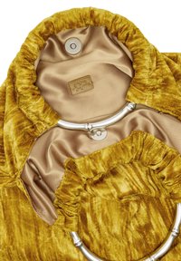 Musztardowo-żółta torebka z weluru z metalowymi uchwytami w kolorze srebrnym oraz beżowym satynowym wnętrzem, zamykana na magnes.